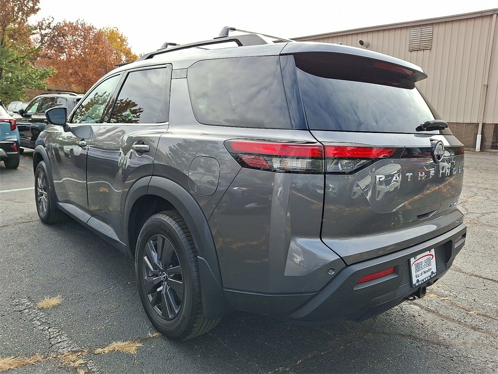 2022 Nissan Pathfinder SV